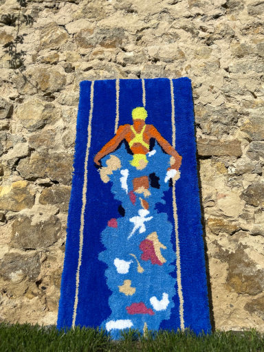 Schmetterlingschwimmende Frau im Wasser